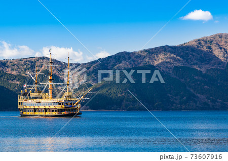 芦ノ湖を遊覧する観光船　冬景 73607916