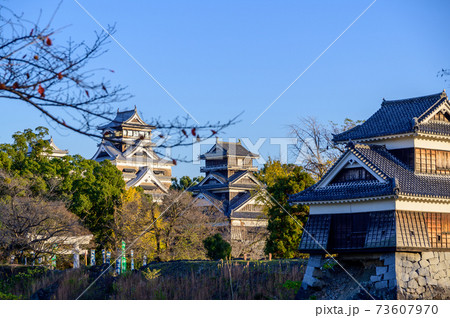 熊本城　美しい晴天空　天高く　夕焼けの輝き風景　2020年 73607970