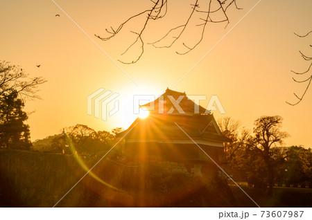 熊本城 美しい晴天空 天高く 夕焼けの輝き風景 2020年 熊本城 美しい晴天空 天高く 夕焼けの輝き風景 2020年 73607987