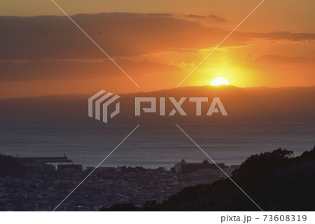 神奈川県逗子市の街並みと夕日【相模湾】 神奈川県逗子市の街並みと夕日【相模湾】 73608319