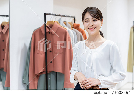 アパレル　女性店員イメージ 73608564