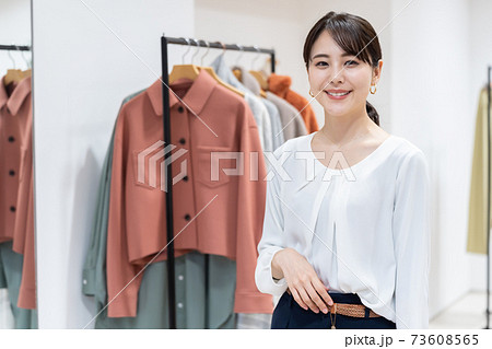 アパレル 女性店員イメージ アパレル 女性店員イメージ 73608565