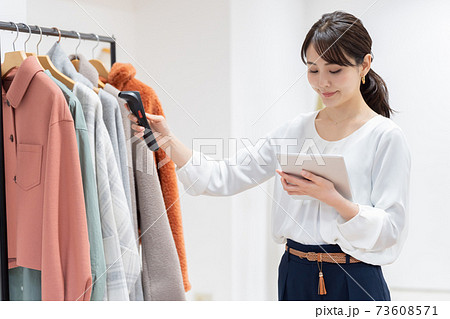 在庫を管理する女性 73608571