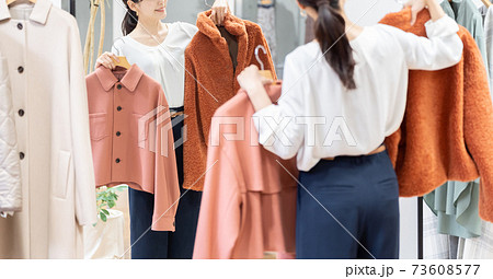 服を試着する女性 服を試着する女性 73608577