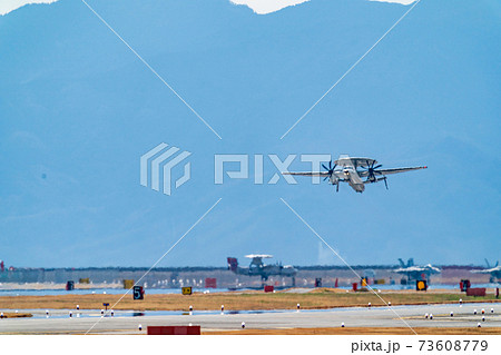 離陸する航空機(E-2 ホークアイ) 離陸する航空機(E-2 ホークアイ) 73608779