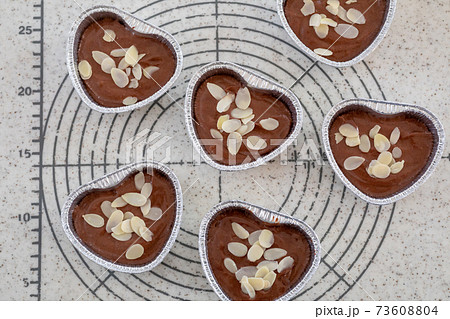 おうちでお菓子作り バレンタインデー向け ハート型のカップに注いだチョコレート生地 おうちでお菓子作り バレンタインデー向け ハート型のカップに注いだチョコレート生地 73608804