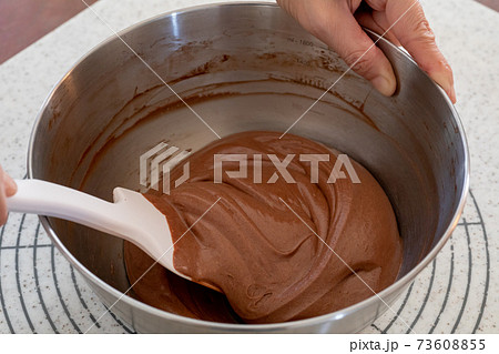 おうちでお菓子作り チョコレート生地をシリコンヘラで混ぜる様子の写真素材 73608855 Pixta