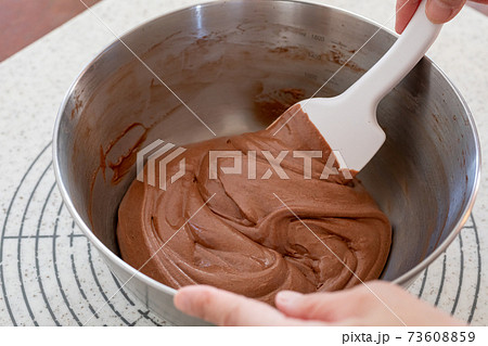 おうちでお菓子作り チョコレート生地をシリコンヘラで混ぜる様子 おうちでお菓子作り チョコレート生地をシリコンヘラで混ぜる様子 73608859