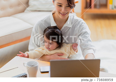在宅ワークをする母 73608959