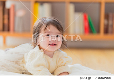 笑顔の赤ちゃん 73608966
