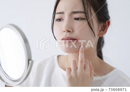 口角炎イメージ　(特殊メイク) 　　 73608971