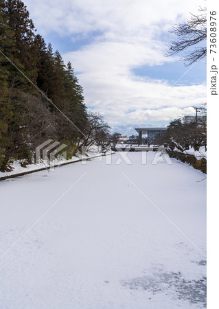 冬の米沢城跡(上杉神社)のお濠(堀) 山形県米沢市 冬の米沢城跡(上杉神社)のお濠(堀) 山形県米沢市 73608976