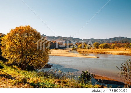 Autumn scenery of Nakdong river and mountain at Andong Hahoe Village in Andong, Korea 73609192