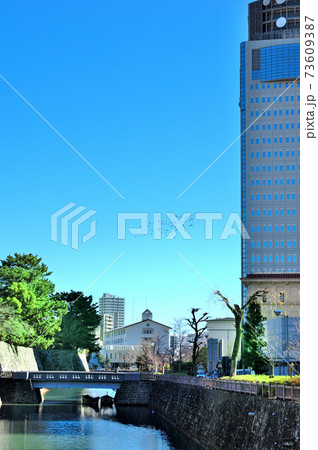 駿府城址の石垣とお濠と県庁ビル 73609387