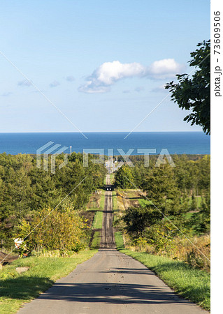 北海道　知床の天に続く道 73609506