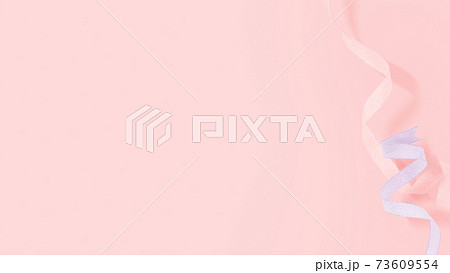 リボンをあしらったピンク色の背景素材 - 複数のバリエーションがあります リボンをあしらったピンク色の背景素材 - 複数のバリエーションがあります 73609554