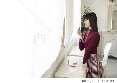 鏡を見てルージュ(口紅)を塗る女性 鏡を見てルージュ(口紅)を塗る女性 73610194
