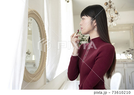 鏡を見てルージュ(口紅)を塗る女性 鏡を見てルージュ(口紅)を塗る女性 73610210