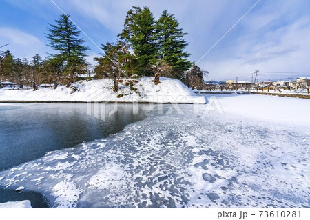 冬の米沢城跡(上杉神社)のお濠(堀) 山形県米沢市 冬の米沢城跡(上杉神社)のお濠(堀) 山形県米沢市 73610281
