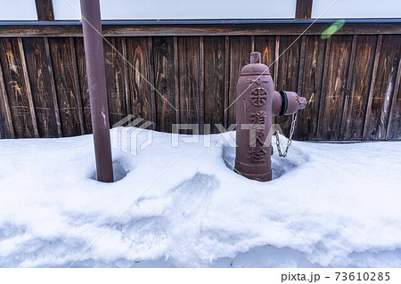 雪に埋もれる消火栓 山形県米沢市 雪に埋もれる消火栓 山形県米沢市 73610285