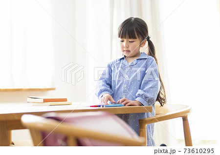 リビングで勉強する女の子 リビングで勉強する女の子 73610295