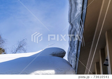 屋根に積もった雪 つらら 山形県米沢市の写真素材