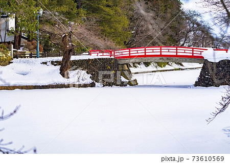 冬の上杉神社　菱門橋と濠（堀）　山形県米沢市 73610569