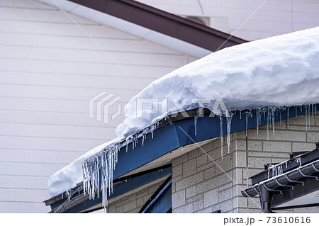 屋根に積もった雪　つらら　山形県米沢市 73610616