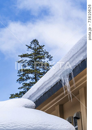屋根に積もった雪　つらら　山形県米沢市 73610626