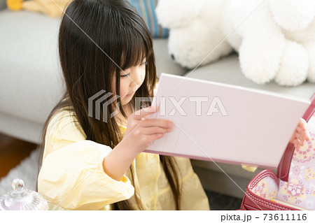 明日の準備をする小学生 73611116