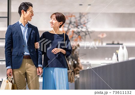 買い物をする夫婦　撮影協力：g GIFT AND LIFESTYLE 73611132