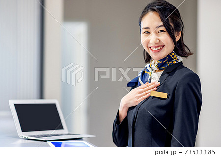ホテルで受付をする若い女性 撮影協力:LINK FOREST ホテルで受付をする若い女性 撮影協力:LINK FOREST 73611185
