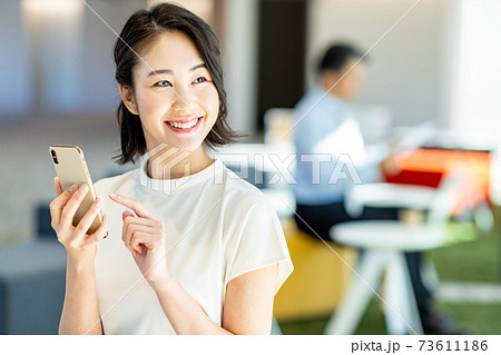 ワーキングスペースで仕事をする女性 撮影協力:LINK FOREST ワーキングスペースで仕事をする女性 撮影協力:LINK FOREST 73611186