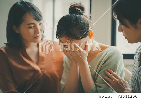 悩みを打ち明ける女性 73611206