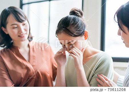 悩みを打ち明ける女性 73611208