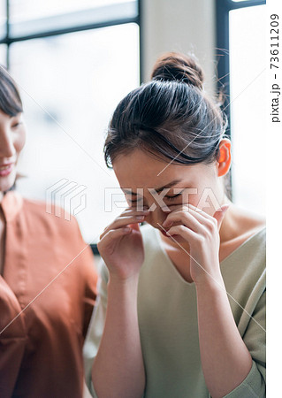 悩みを打ち明ける女性 73611209