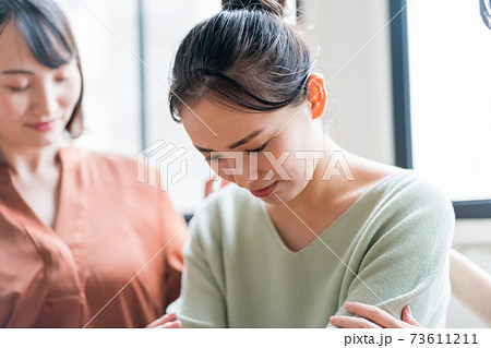 悩みを打ち明ける女性 悩みを打ち明ける女性 73611211