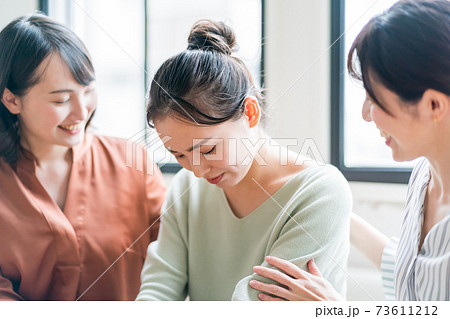 悩みを打ち明ける女性 悩みを打ち明ける女性 73611212