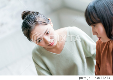 人の悩みに感情移入し過ぎる女性 73611213