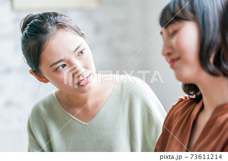 人の悩みに感情移入し過ぎる女性 人の悩みに感情移入し過ぎる女性 73611214