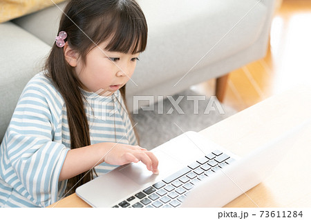 プログラミング学習をする小学生の女の子 73611284