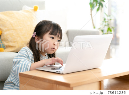 プログラミング学習をする小学生の女の子 73611286