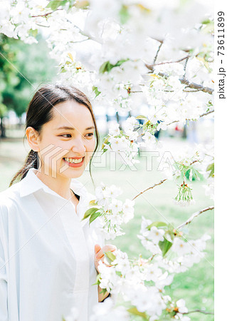 白い桜と若い女性の写真素材