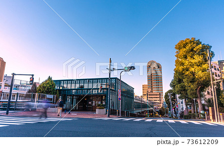 日本の東京都市景観　恵比寿ガーデンプレイスなどをつなぐ恵比寿スカイウォークを望む（奥は恵比寿駅方向） 73612209