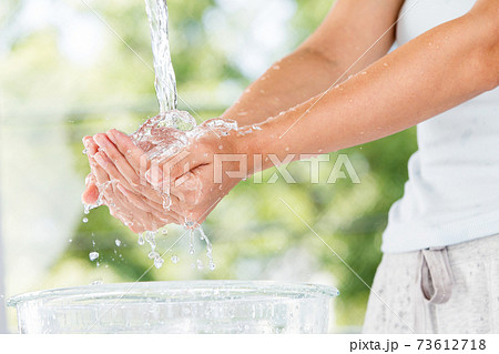 水を浴びる女性 73612718