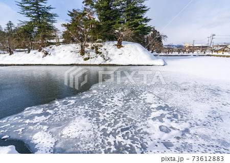 冬の米沢城跡(上杉神社)のお濠(堀) 山形県米沢市 冬の米沢城跡(上杉神社)のお濠(堀) 山形県米沢市 73612883
