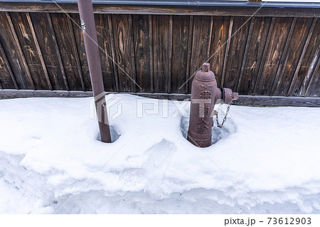 雪に埋もれる消火栓 山形県米沢市 雪に埋もれる消火栓 山形県米沢市 73612903