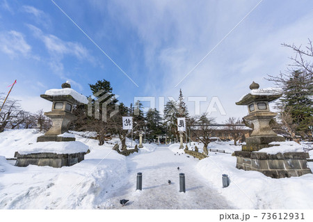 冬の上杉神社　鳥居と参道　山形県米沢市 73612931