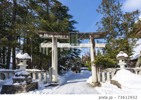 冬の上杉神社　鳥居と参道　山形県米沢市 73612932