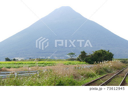 西大山駅から見る開聞岳　鹿児島県 73612945